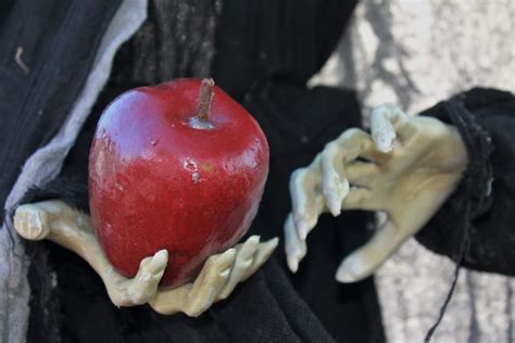 Diabolical witch apple
